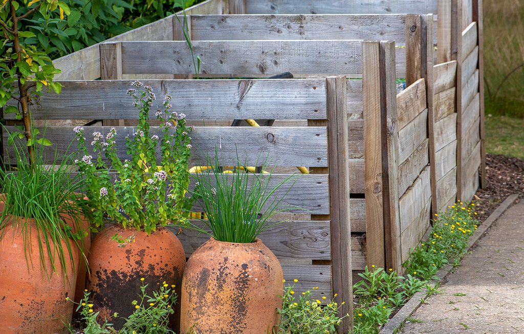 Cache-poubelles en bois de jardin