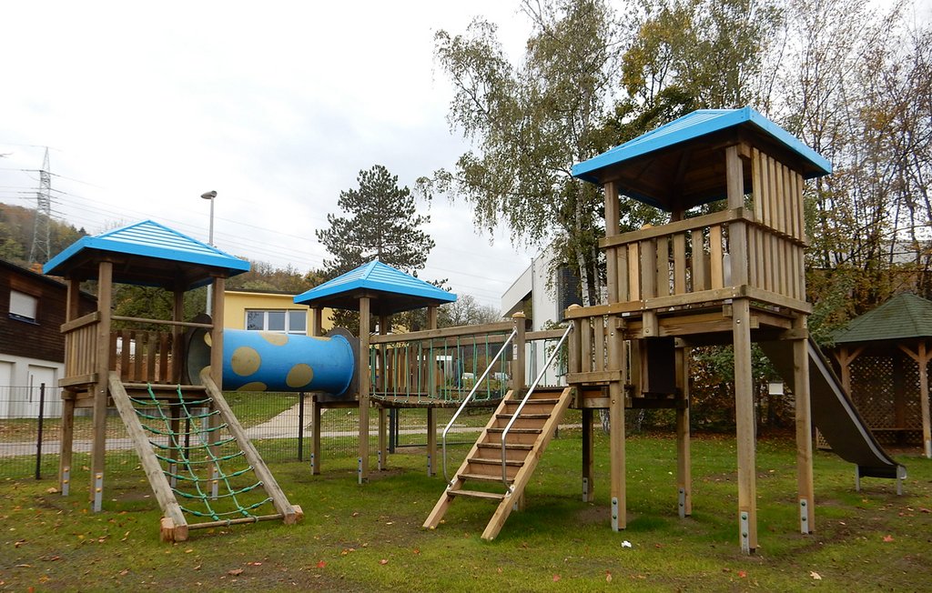 Équipement de jeu en bois dans le jardin